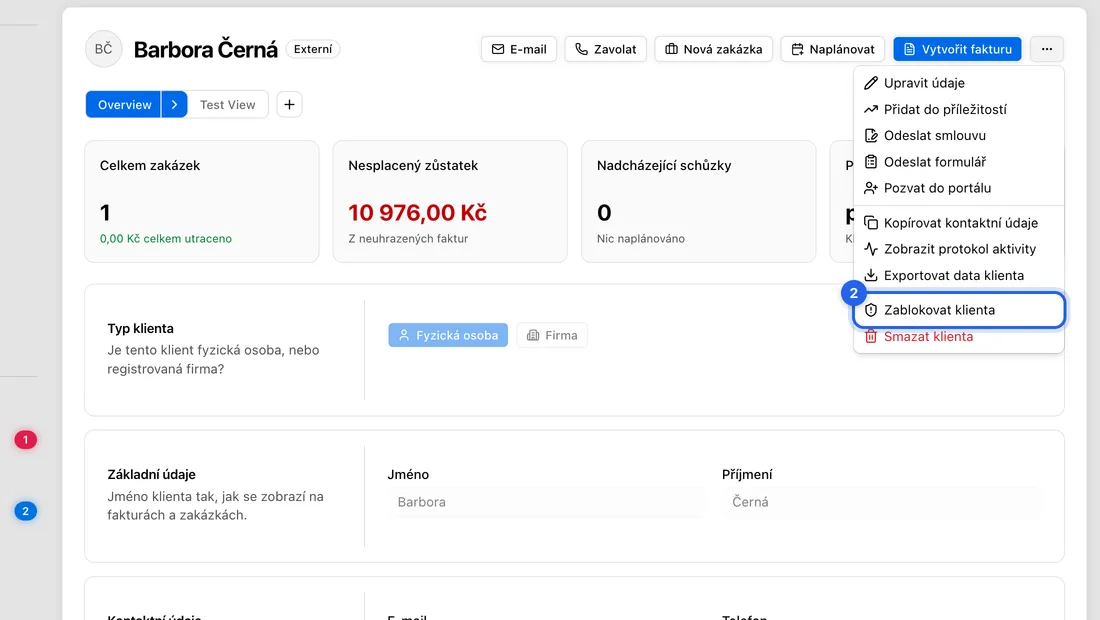 Vpravo nahoře klikněte na ⋯ (Další akce) a zvolte Zablokovat klienta.