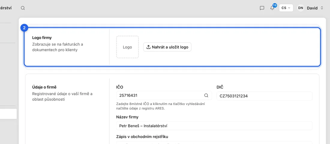 Nahoře v části Logo firmy klikněte na Nahrát a uložit logo.