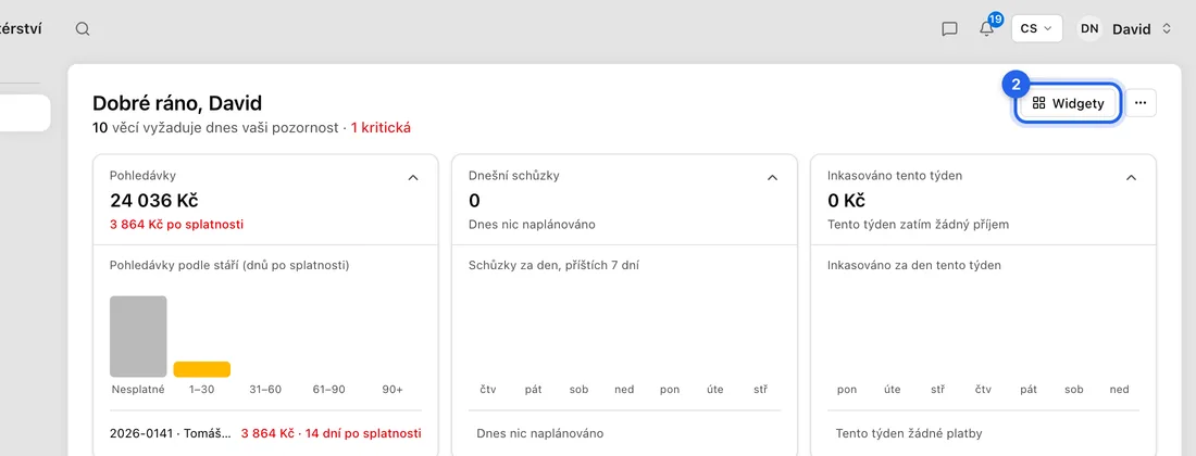 Vpravo nahoře vedle pozdravu klikněte na Widgety. U každého čísla a karty se objeví přepínač.