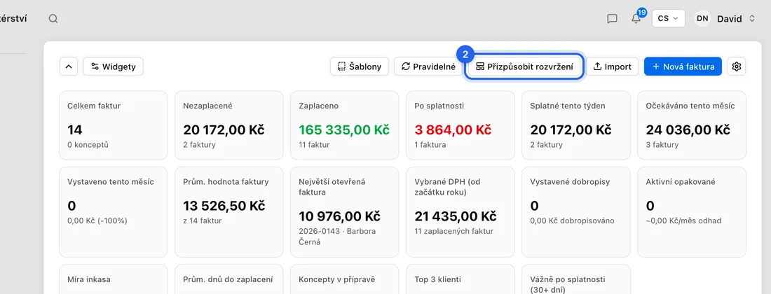 Nahoře na stránce klikněte na Přizpůsobit rozvržení. Otevře se Editor faktur s náhledem vyplněným ukázkovými údaji.