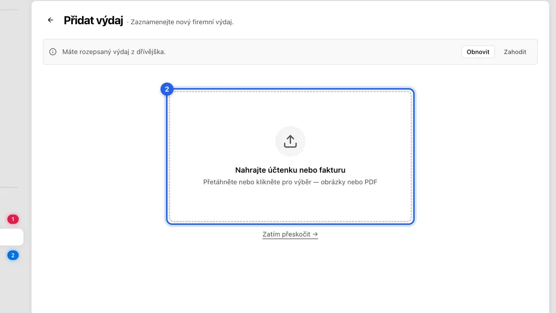 V části Nahrajte účtenku nebo fakturu soubor přetáhněte, nebo klikněte do pole a vyberte ho. JPEG, PNG, WebP nebo PDF, nejvýš 5 MB. Účtenku nemáte po ruce? Klikněte na Zatím přeskočit →.