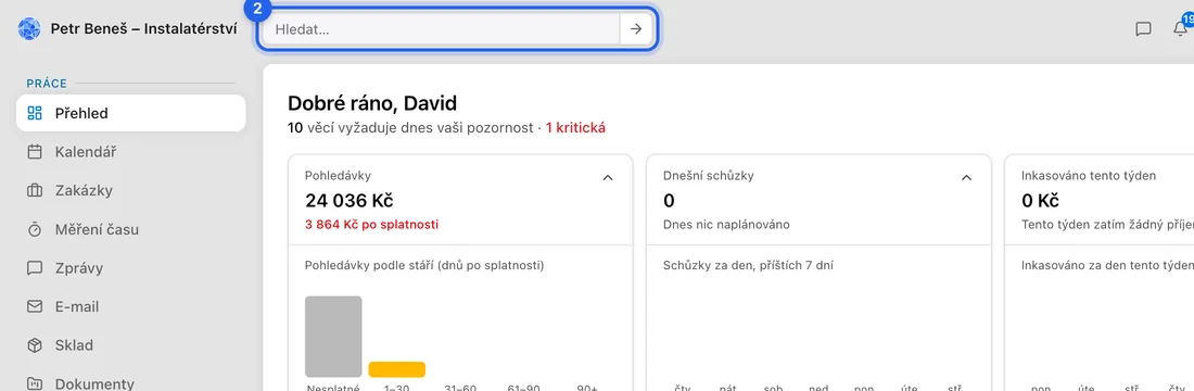 Nebo klikněte na lupu v horní části obrazovky vedle názvu stránky (na telefonu je vpravo nahoře). Otevře se malé pole Hledat…. Napište, co hledáte, a stiskněte Enter nebo klikněte na šipku. Přejdete na stránku Vyhledávání.