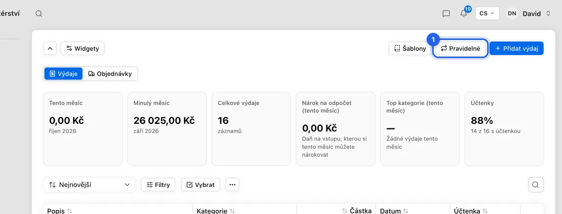 Přejděte do Výdaje → Pravidelné. Seznam ukazuje u každého Název, Kategorii, Plán, Částku, Příští spuštění a Smlouvu.