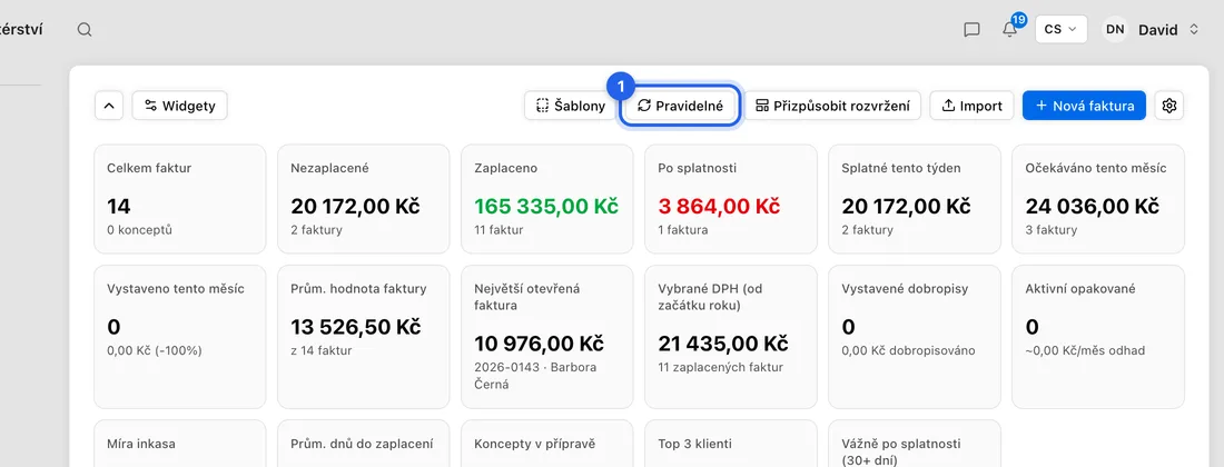 Ve Fakturách klikněte nahoře na Pravidelné. Stránka Opakované faktury ukazuje každou řadu s jejím Intervalem, Dalším během, počtem Vygenerováno a Stavem.