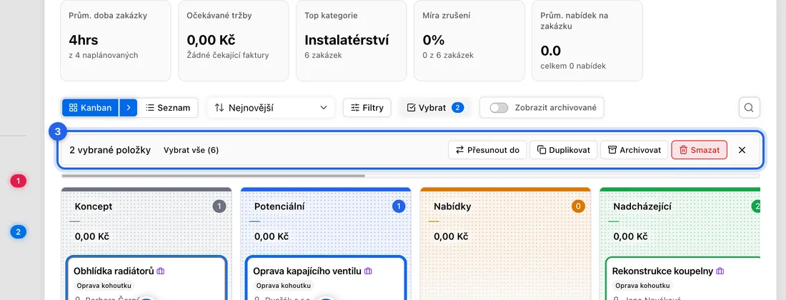 Na liště, která se objeví, zvolte akci pro všechny najednou. U faktur: Stav (označí všechny jedním stavem), Tisk, PDF, Duplikovat, Archivovat a červený koš, který je zruší. U zakázek: Přesunout do, Duplikovat, Archivovat a Smazat.